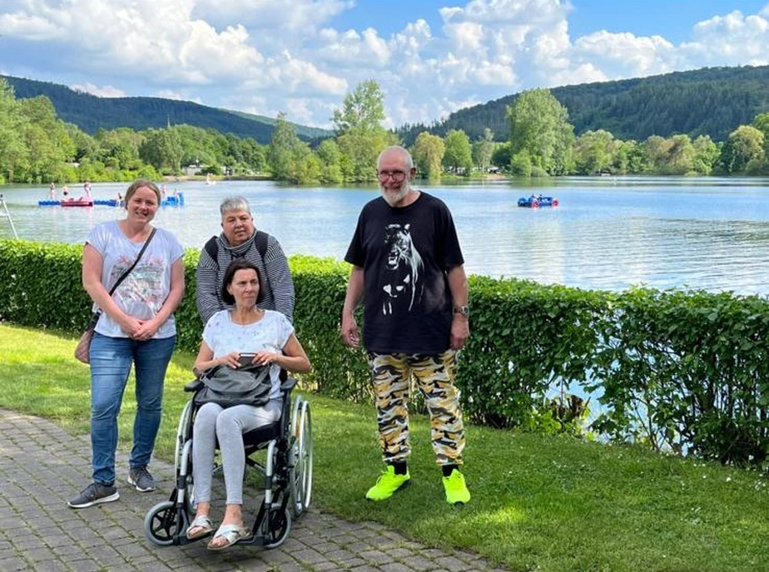 Soziale Teilhabe Kilian und Partner – sozialpädagogische Hilfe – eine Gruppe von Menschen, die einen Tag im Freien in der Nähe eines Sees genießen