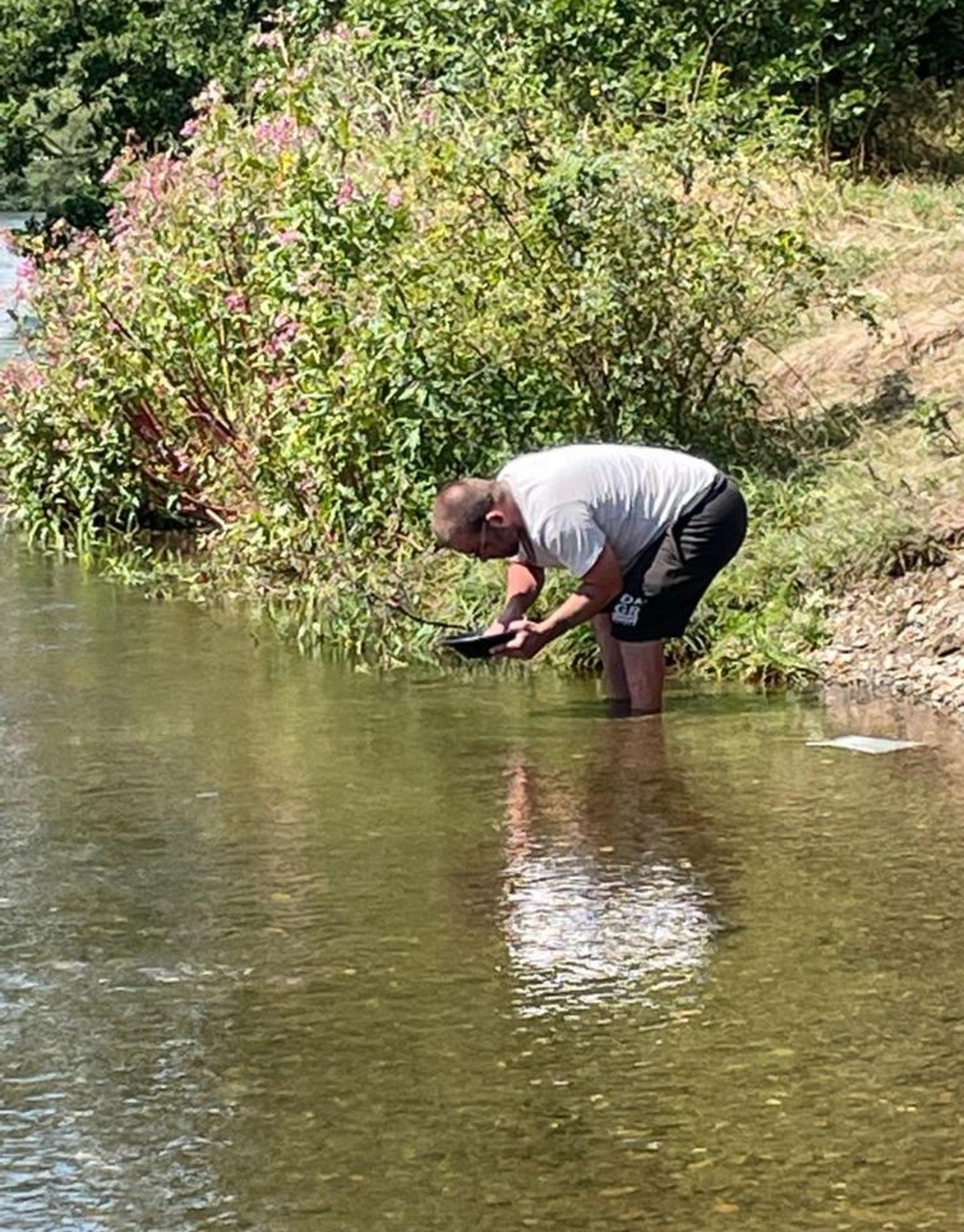 Soziale Teilhabe Kilian und Partner – sozialpädagogische Hilfe – eine Person, die Feldforschung zum Thema Wasser durchführt