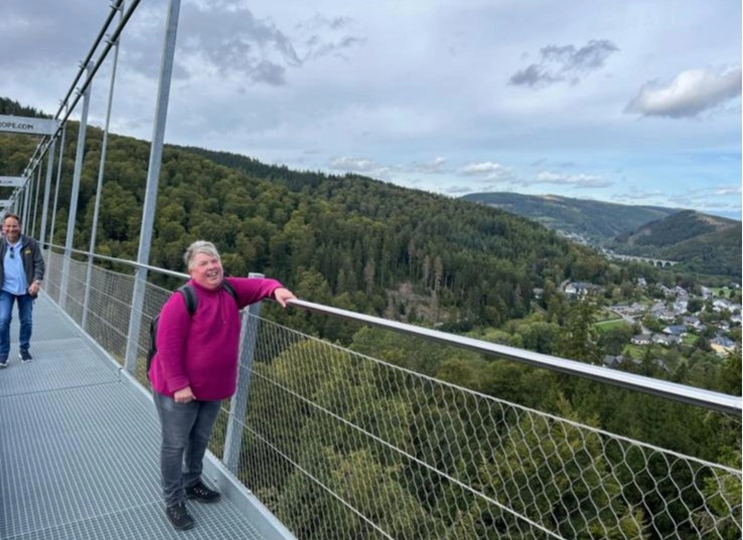 Soziale Teilhabe Kilian und Partner - sozialpädagogische Hilfe - eine Person auf dem Skywalk Willingen, einer Fußgänger-Hängebrücke in Deutschland