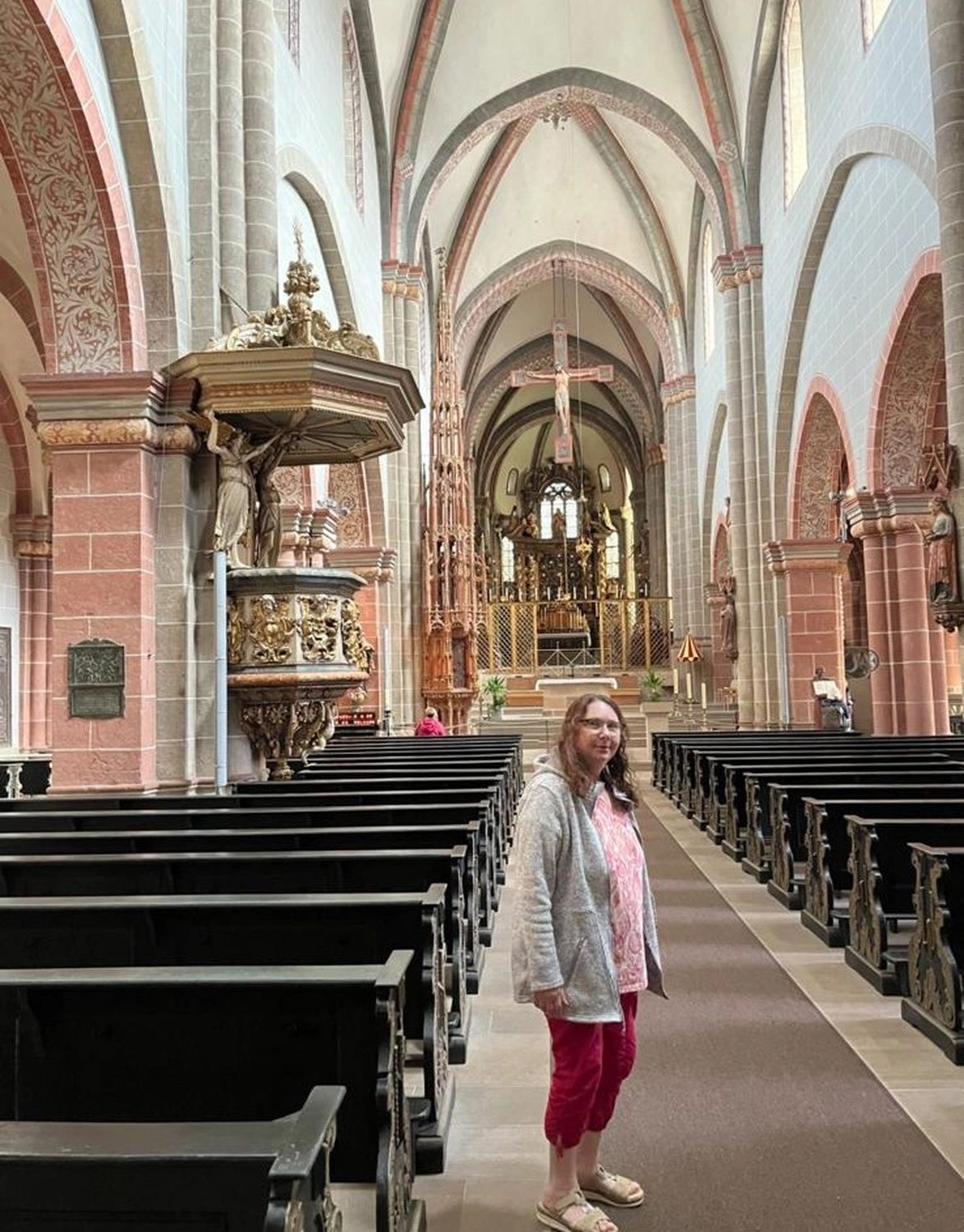 Soziale Teilhabe Kilian und Partner - sozialpädagogische Hilfe -eine Person steht in der Kirche