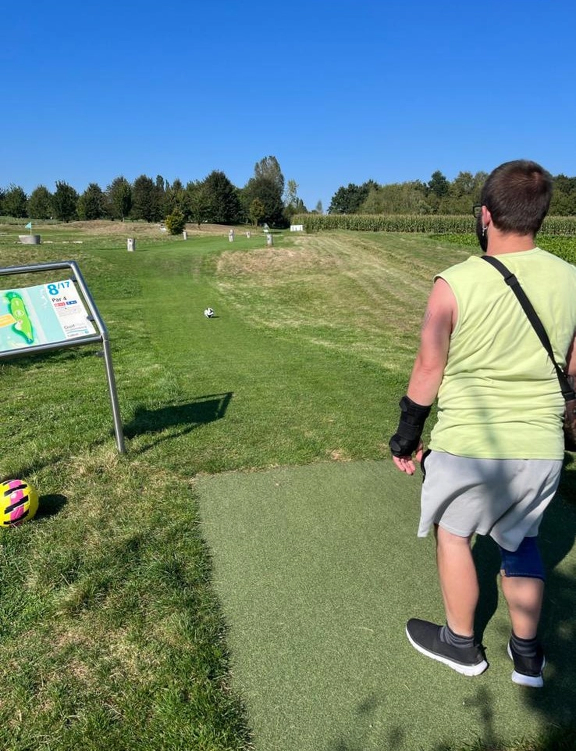 Soziale Teilhabe Kilian und Partner - sozialpädagogische Hilfe - ein Golfer bereitet sich auf den Abschlag auf einem Par-4-Loch vor
