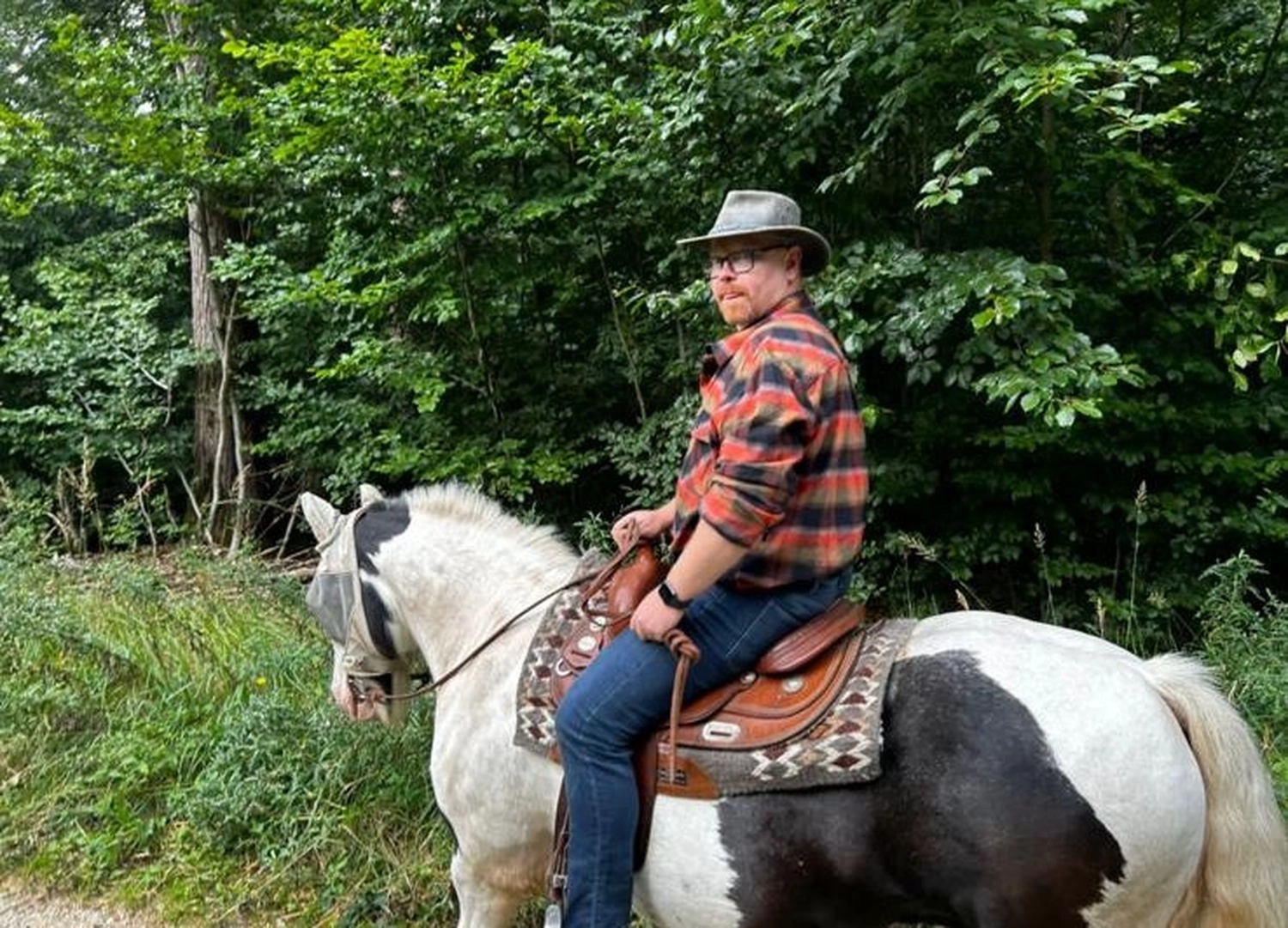 Soziale Teilhabe Kilian und Partner - sozialpädagogische Hilfe - eine Person auf einem Pferd