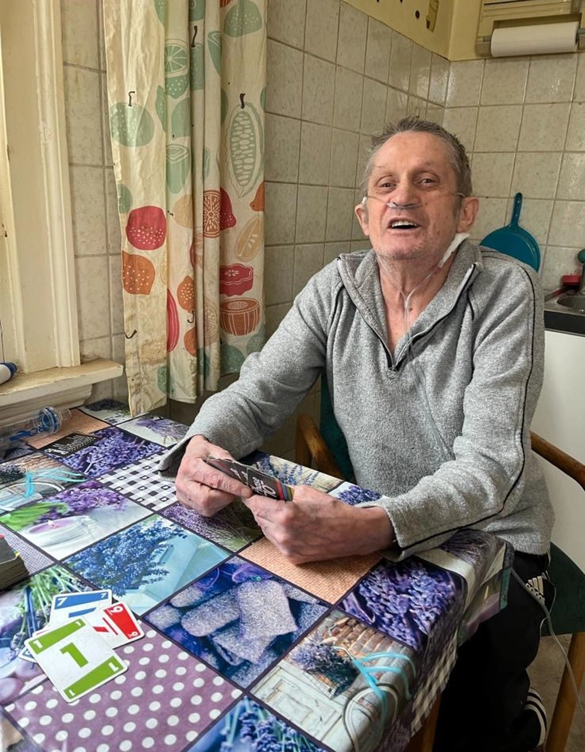 Soziale Teilhabe Kilian und Partner - sozialpädagogische Hilfe - eine Person, die Spaß am Brettspiel hat