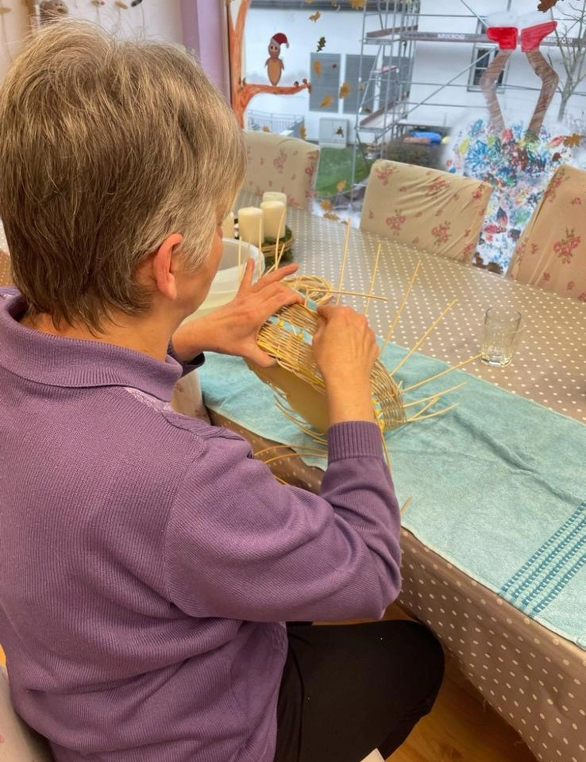 Soziale Teilhabe Kilian und Partner - sozialpädagogische Hilfe - eine Person, die sich mit dem Handwerk des Korbflechtens beschäftigt