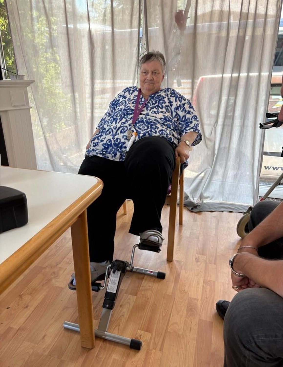 Soziale Teilhabe Kilian und Partner - sozialpädagogische Hilfe - eine Frau mit Pedaltrainer