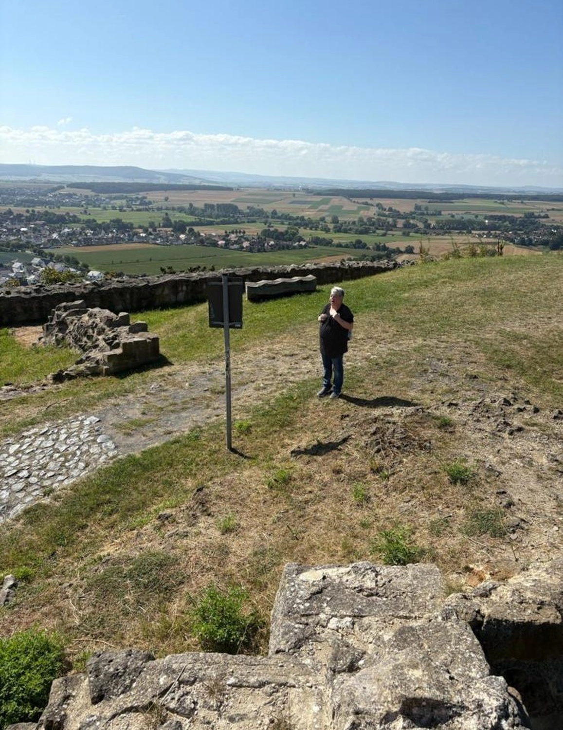 Soziale Teilhabe Kilian und Partner - sozialpädagogische Hilfe - eine Person, die auf den historischen Ruinen des Hadrianswalls in Nordengland steht
