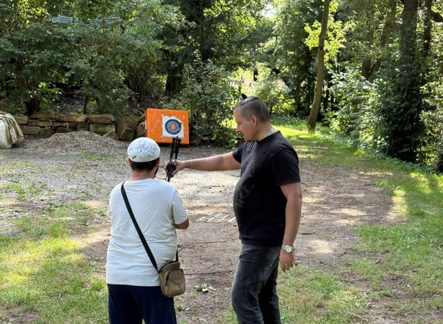 Soziale Teilhabe Kilian und Partner - sozialpädagogische Hilfe - zwei Personen zielen auf den Aufbau einer Zielscheibe