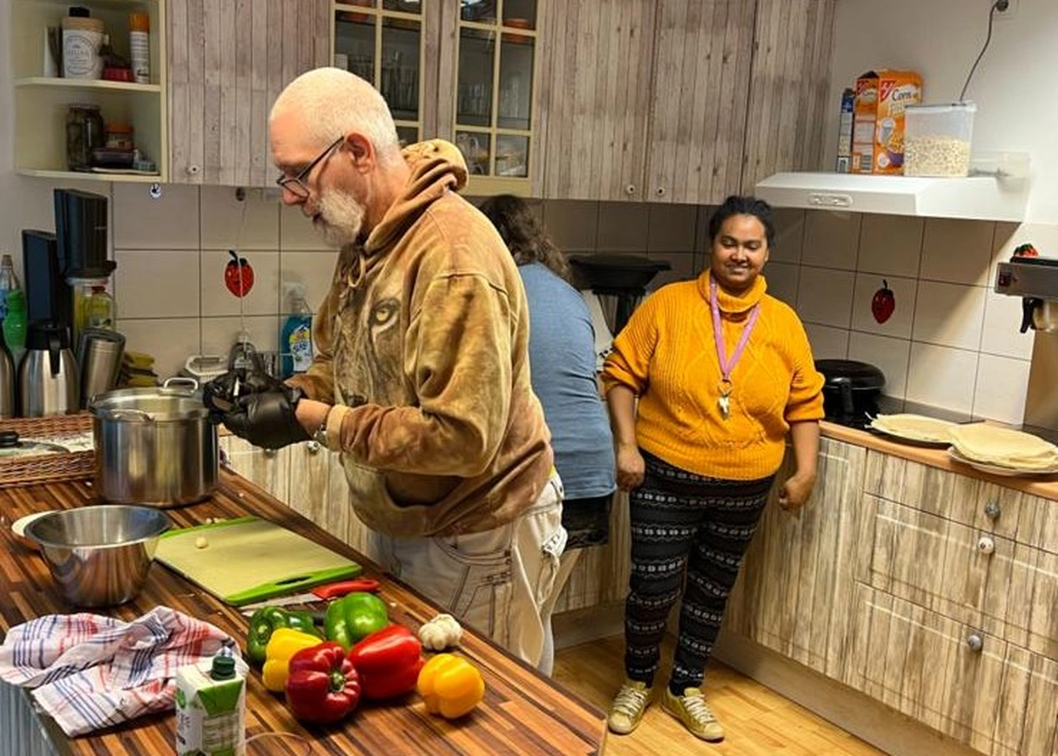 Soziale Teilhabe Kilian und Partner - sozialpädagogische Hilfe - Menschen bereiten gemeinsam in einer Küche eine Mahlzeit zu