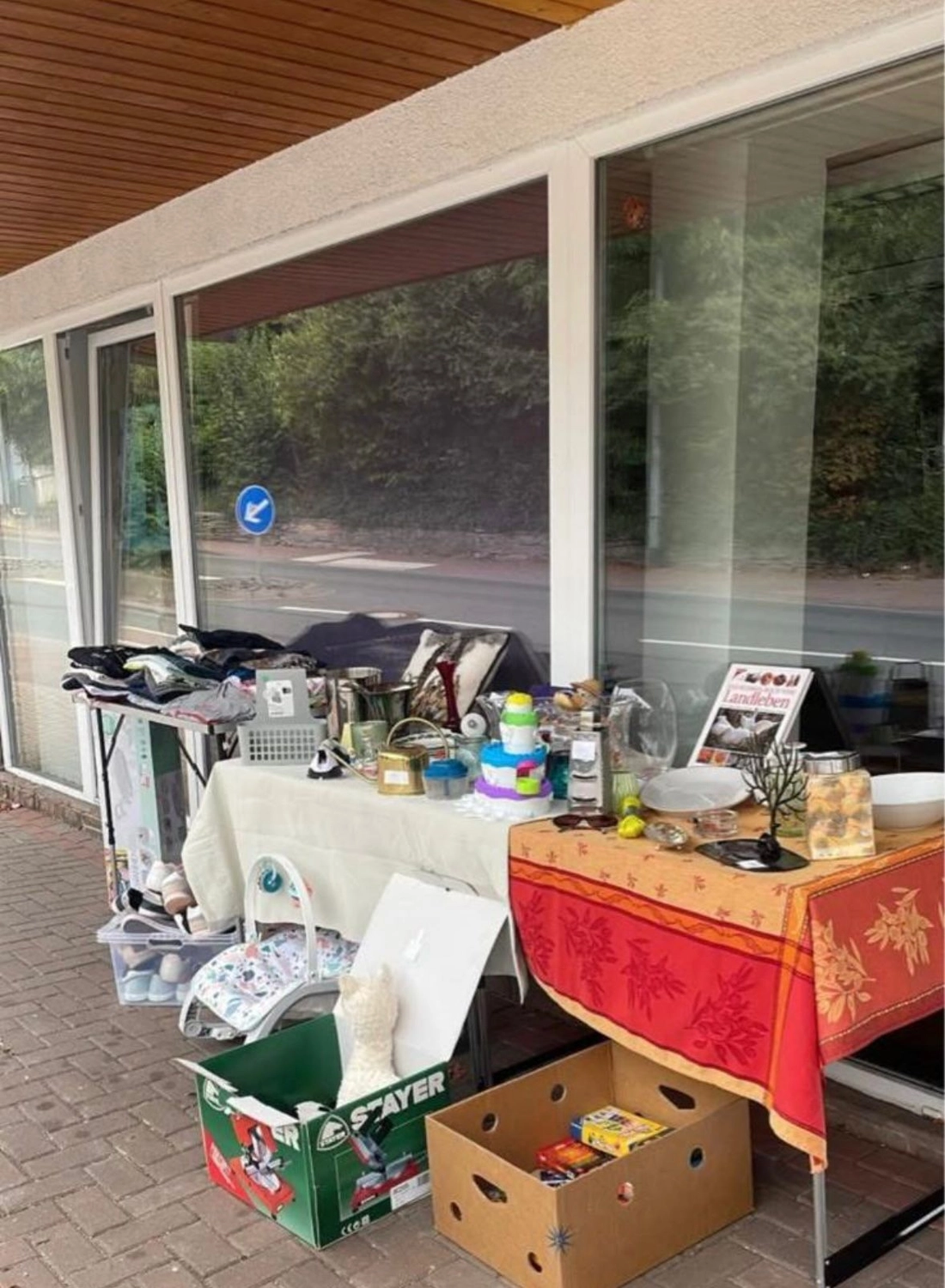 Soziale Teilhabe Kilian und Partner – sozialpädagogische Hilfe – ein Straßenverkauf oder Hofverkauf mit einer Vielzahl von Artikeln, die auf Tischen außerhalb eines Gebäudes angeordnet sind