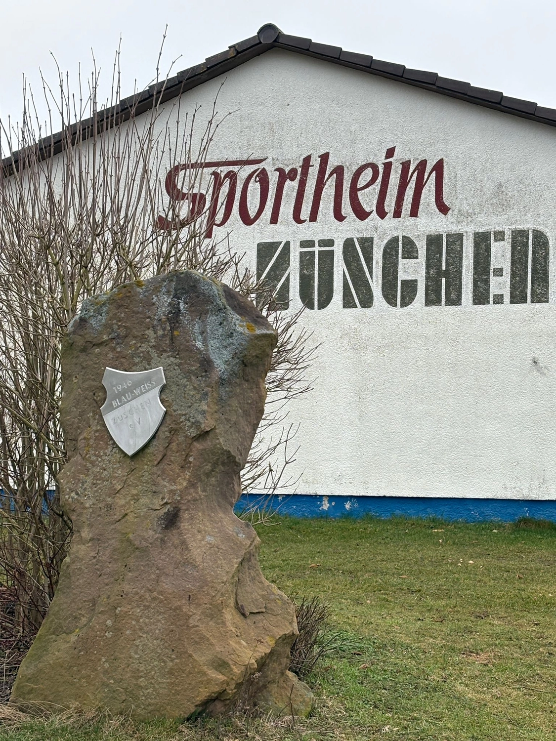 Soziale Teilhabe Kilian und Partner – sozialpädagogische Hilfe – der Text und die Insignien auf dem Felsendenkmal des Sportheims Zünchen