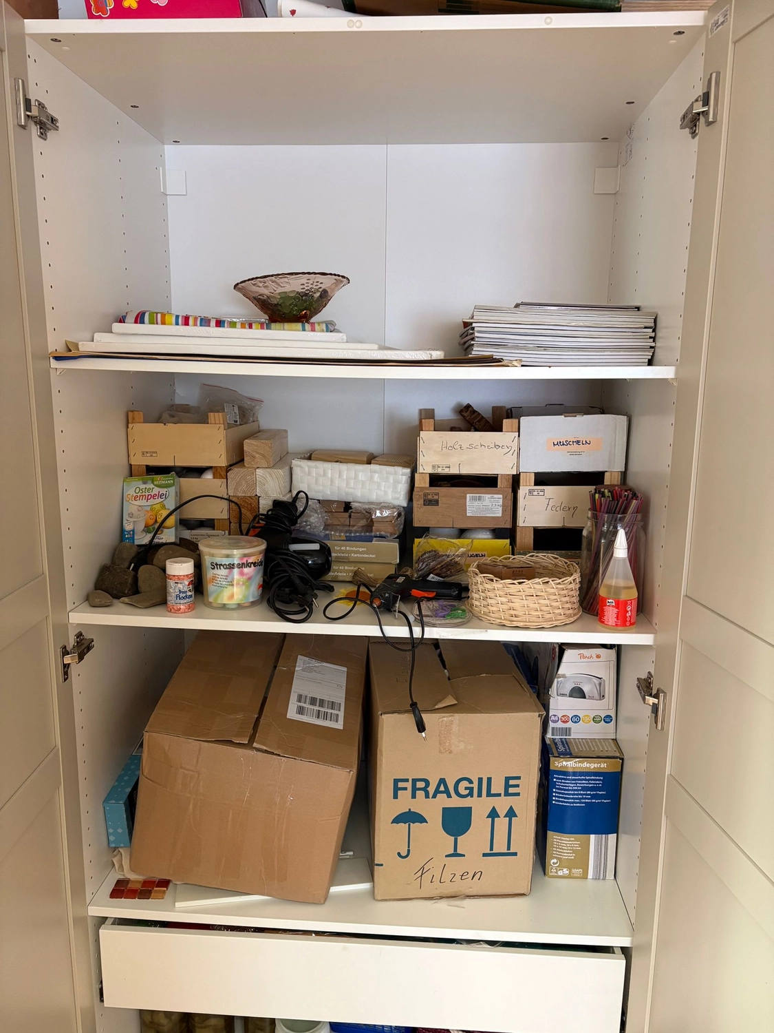 Soziale Teilhabe Kilian und Partner – sozialpädagogische Hilfe – ein weißer Aufbewahrungsschrank, arrangiert als Bastel- oder Hobby-Organizer