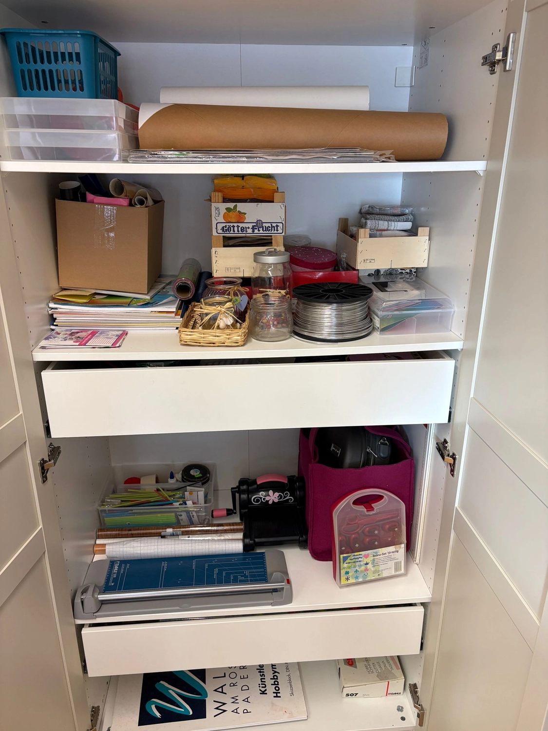 Soziale Teilhabe Kilian und Partner – sozialpädagogische Hilfe – ein weißer Aufbewahrungsschrank, arrangiert als Bastel- oder Hobby-Organizer
