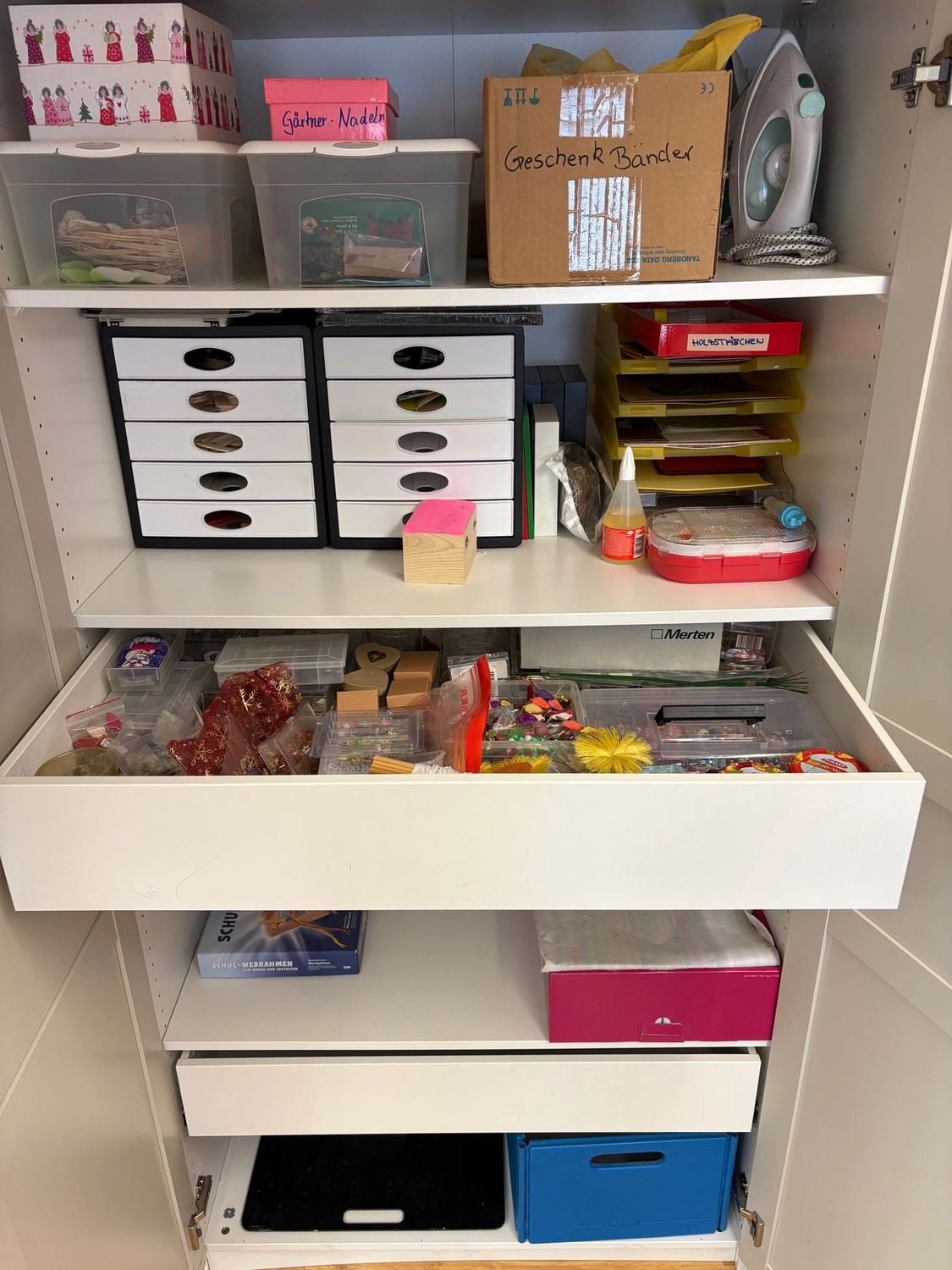 Soziale Teilhabe Kilian und Partner – sozialpädagogische Hilfe – ein weißer Aufbewahrungsschrank, arrangiert als Bastel- oder Hobby-Organizer