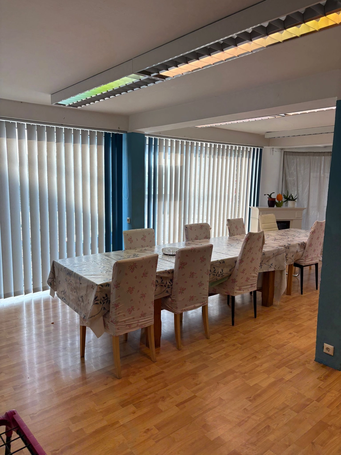 Soziale Teilhabe Kilian und Partner – sozialpädagogische Hilfe – ein Esszimmer mit einem langen Tisch und gemusterten Stühlen