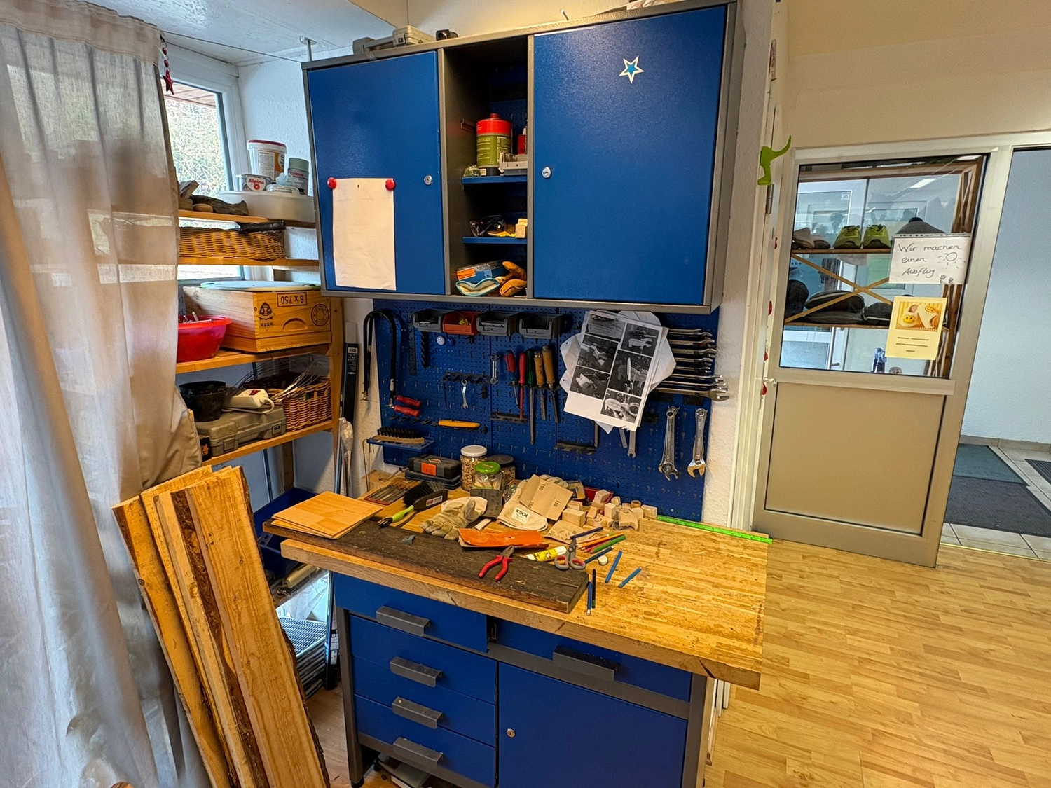 Soziale Teilhabe Kilian und Partner - sozialpädagogische Hilfe - eine Werkstatt-Werkbank und ein Aufbewahrungssystem, typisch für Möbel zur Organisation von Werkzeugen und Geräten