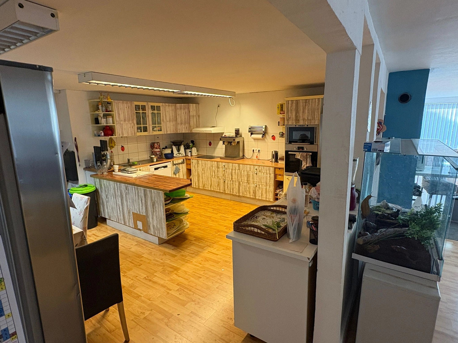 Soziale Teilhabe Kilian und Partner - sozialpädagogische Hilfe - ein moderner, offen gestalteter Küchen- und Wohnbereich