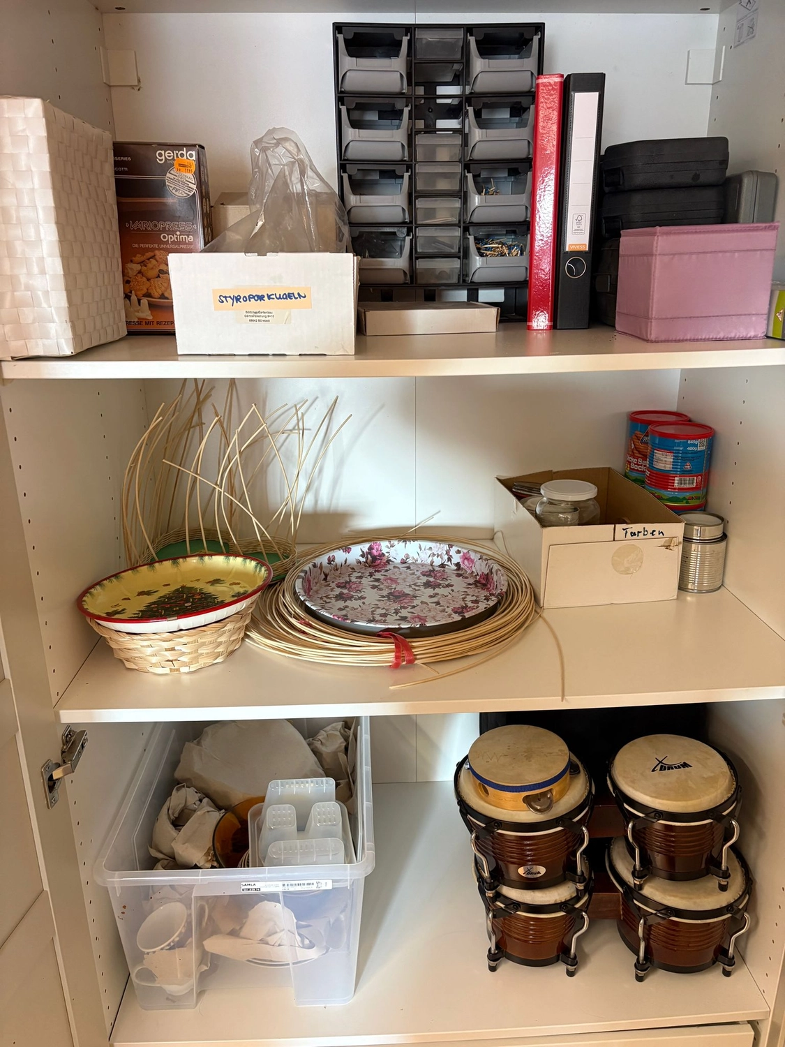 Soziale Teilhabe Kilian und Partner – sozialpädagogische Hilfe – ein weißer Aufbewahrungsschrank, arrangiert als Bastel- oder Hobby-Organizer